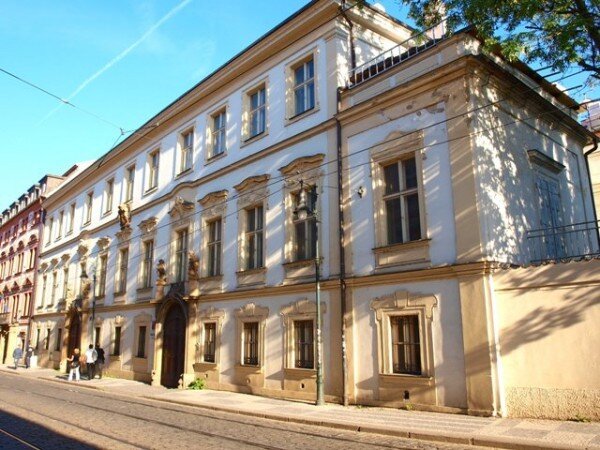 Po opravě Thurn-Taxisova paláce se do jeho prostor nastěhuje anglo-americká univerzita. Po opravě Thurn-Taxisova paláce se do jeho prostor nastěhuje anglo-americká univerzita.