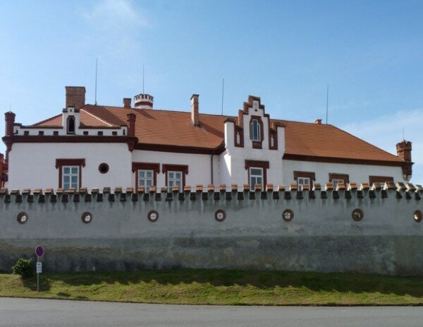 Původně renesanční zámek v Dubu u Prachatic byl v 19. století přestavěn v novogotickém stylu.  Původně renesanční zámek v Dubu u Prachatic byl v 19. století přestavěn v novogotickém stylu.